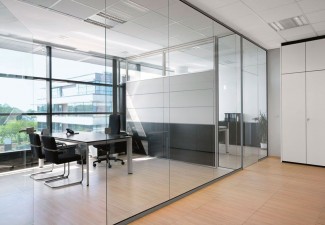 Trabajo realizado en un despacho céntrico de Madrid. Gran diseño y funcionalidad con alta seguridad separando ambientes en la oficina
