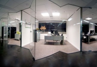 Separación de despachos con mamparas de cristal laminado en formas geométricas, con puertas de cristal templado. Diseño espectacular que permite una visión sin interferencias de todos los despachos.