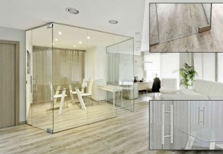 Los despachos u oficinas con separaciones en cristal consiguen elegancia por dentro y por fuera, como se visualiza en una de nuestras obras.