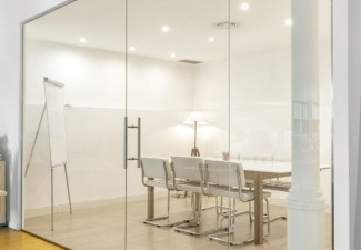 Fabricación a medida e instalación de paredes de cristal en una céntrica oficina de Madrid.