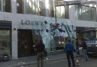 Reposición de los cristales antirrobo de la tienda Loewe de la Diagonal de Madrid